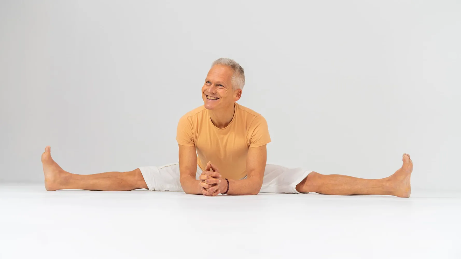 In seinen Yogastunden verbindest Du achtsam fließende Bewegung, Atmung sowie Meditation.